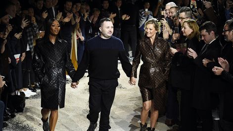 Kim Jones junto a Naomi Campbell y Kate Moss. Foto: AFP