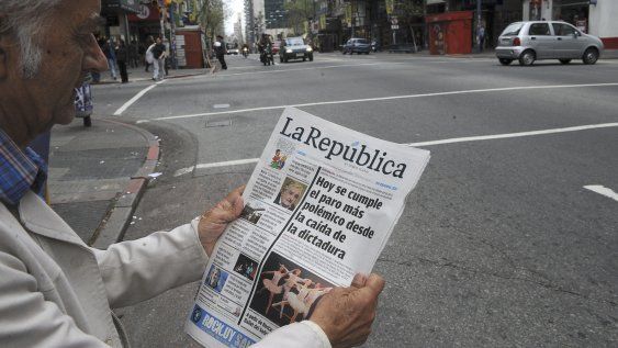 Un hombre lee la portada del diario La República, octubre de 2010.