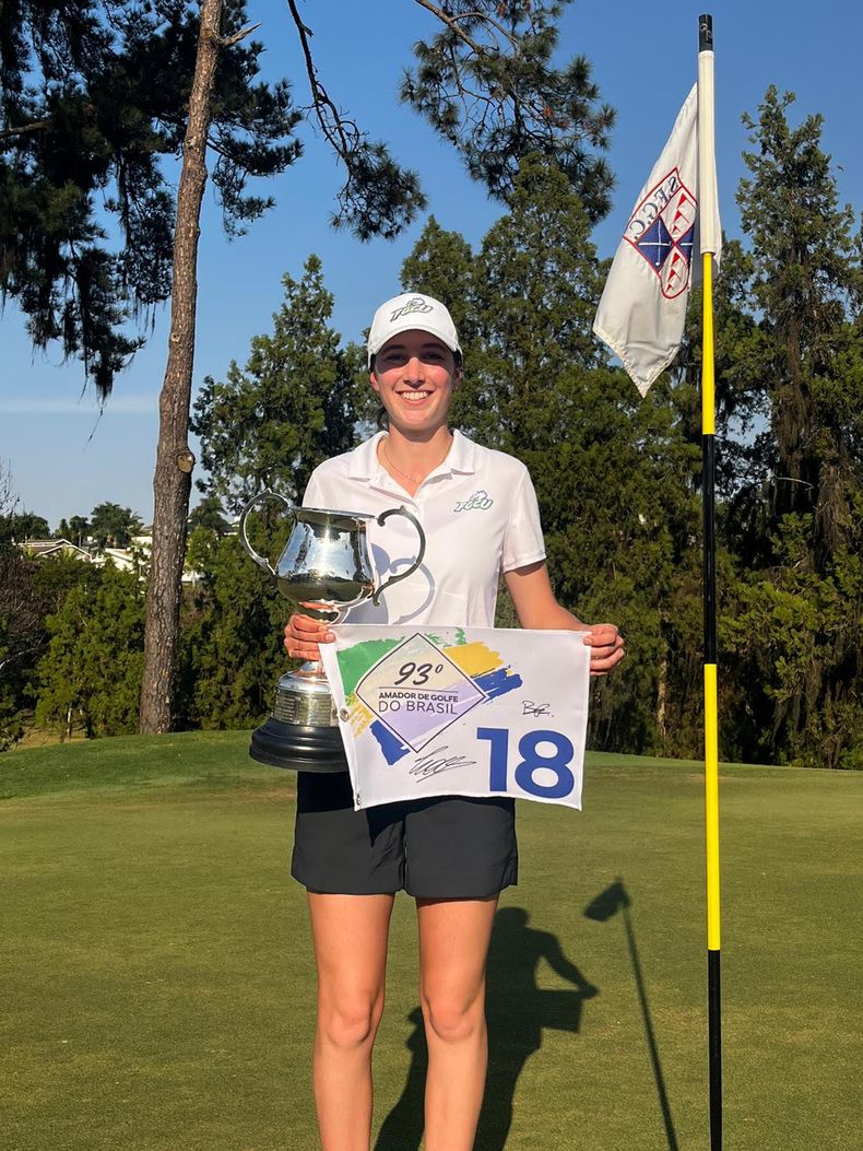 Lousiane Gauthier tras ganar el Abierto de Golf Amateur de Brasil