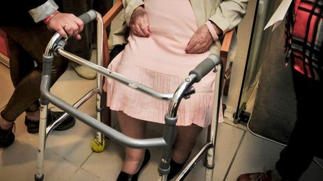 Búsqueda | Geriatras advierten que la hospitalización “no siempre” es la mejor opción e intensivistas dicen que se “salva” a quien se puede. Foto: Javier Calvelo / Adhoc