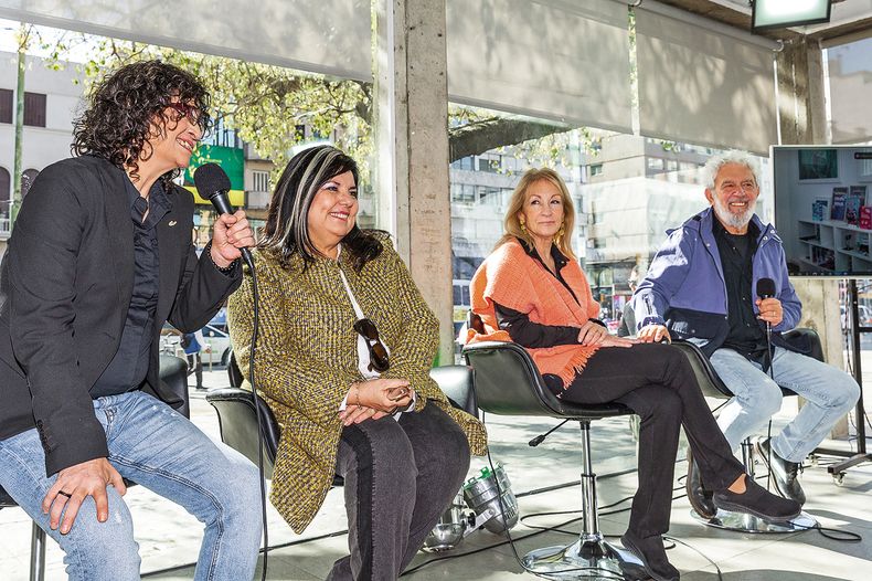 Directora de TV Ciudad Alejandra Casablanca, directora de Cultura de la IM María Inés Obaldía, intendenta de Montevideo Carolina Cosse y conductor del programa Lalo Mir