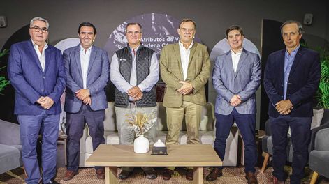 El director de Frigorífico San Jacinto, Martín Secco; el presidente de la Scaau, Juan Pablo Pérez Frontini; el directivo de la Scaau, Mauricio Rodríguez; el vicepresidente de INIA, Walter Baethgen; el director de Frigorífico Pando, Eduardo Urgal; y el presidente de la comisión de Carne Angus, Diego Oribe