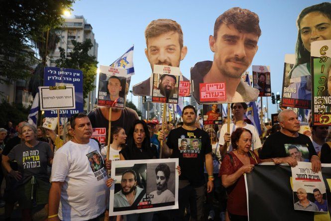 Familias de rehenes protestan en Israel.