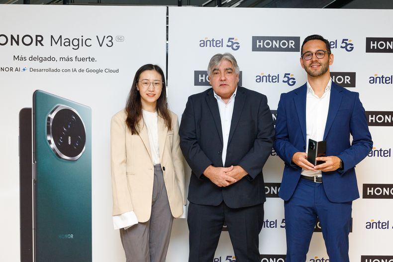 Country manager de HONOR Liting Wang, presidente de Antel Alejandro Paz y director comercial de HONOR Uruguay Pablo Patrone
