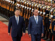 El presidente uruguayo, Yamandu Orsi y el presidente chino, Xi Jinping, pasan revista a la guardia de honor durante una ceremonia de bienvenida en el Gran Salón del Pueblo en Pekín, el 3 de febrero de 2026. El presidente uruguayo, Yamandu Orsi y el presidente chino, Xi Jinping, pasan revista a la guardia de honor durante una ceremonia de bienvenida en el Gran Salón del Pueblo en Pekín, el 3 de febrero de 2026.