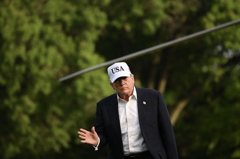 Donald Trump saluda tras bajar del helicóptero Marine One en el jardín sur de la Casa Blanca en Washington, D.C., el 15 de mayo de 2026.