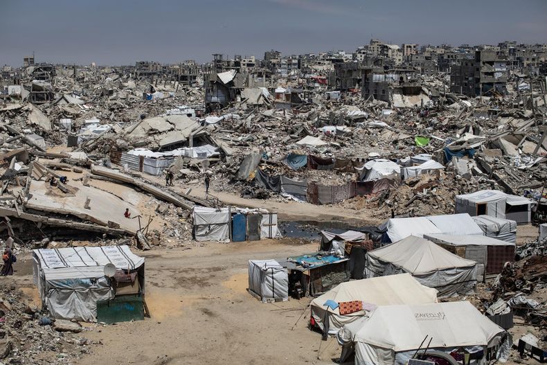 Vista general de una escuela que alberga a personas desplazadas en el campamento de Jabalia, al norte de la ciudad de Gaza, el 6 de mayo de 2025