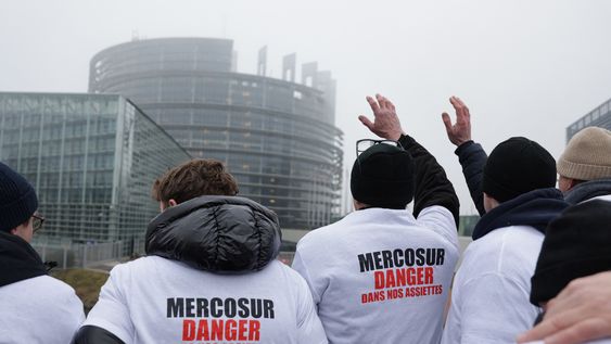 Manifestantes protestan, el miércoles 21, contra el acuerdo Unión Europea-Mercosur en las afueras del Parlamento Europeo.