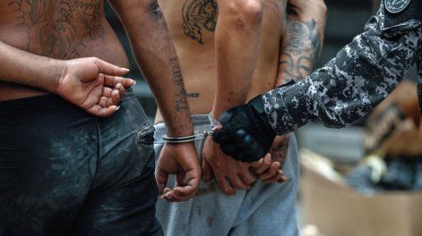 &nbsp;Integrantes de la Policía de Río de Janeiro trasladan dos capturados durante un operativo este martes, en Río de Janeiro (Brasil).