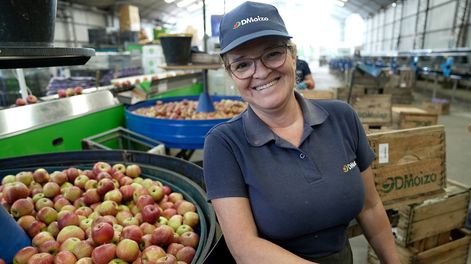 Trabajadora de un establecimiento frutícola