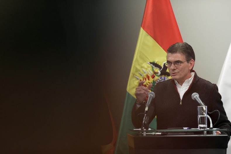 El presidente de Bolivia, Rodrigo Paz, habla durante una rueda de prensa este miércoles, en La Paz (Bolivia).