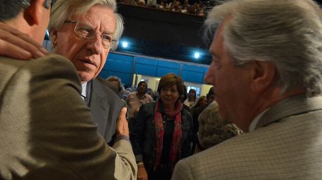 imagen de Vázquez se distancia de su ministro de Economía y quiere que se	vote ya la ley de “cincuentones”; Astori a un paso de renunciar