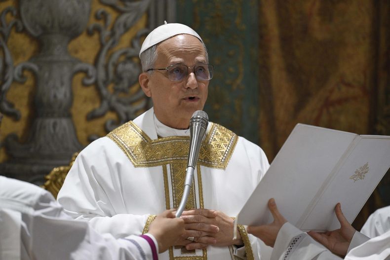 El papa León XIV celebra su primera misa en la Capilla Sixtina, ante los 133 cardenales que lo eligieron en la cuarta votación del cónclave &nbsp;