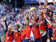 Rodri levanta el trofeo de campeón de la Copa Mundial de la FIFA tras la victoria en la final de la Copa Mundial de la FIFA 2026.