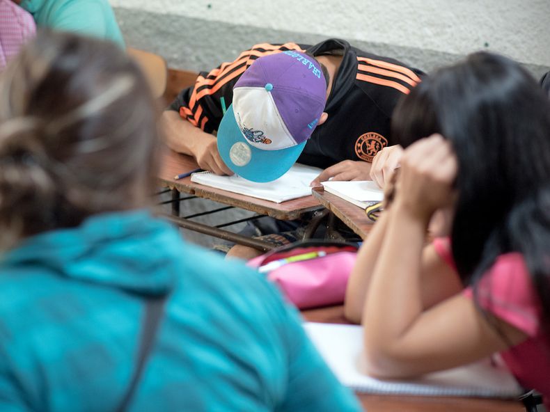 Adolescentes en una clase de apoyo.