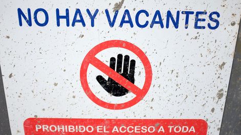 Cartel en una obra de construcción indicando que no se precisa personal.