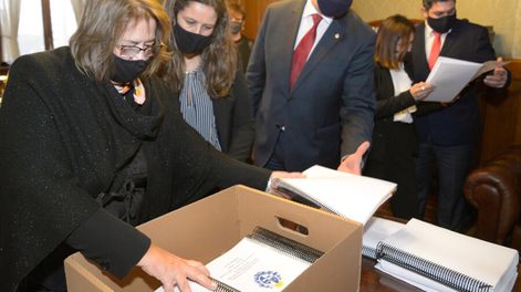 La contadora general entregó la Rendición de Cuentas. Foto: MEF