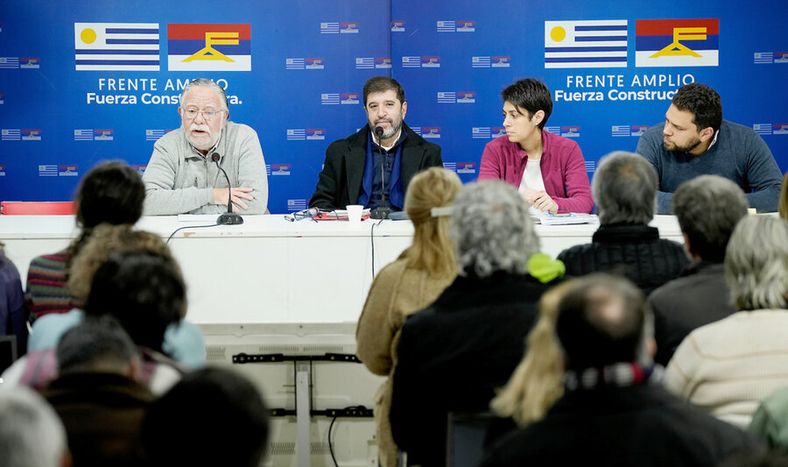 Fernando Pereira lidera un plenario del Frente Amplio. Foto: Javier Calvelo, adhocFOTOS