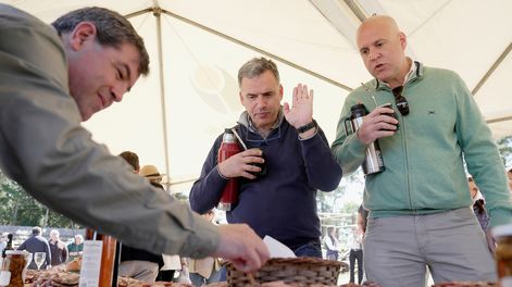 Yamandú Orsi y Francisco Legnani, durante la 5ª edición de la Fiesta de la Chacra en San Jacinto, Canelones.&nbsp;