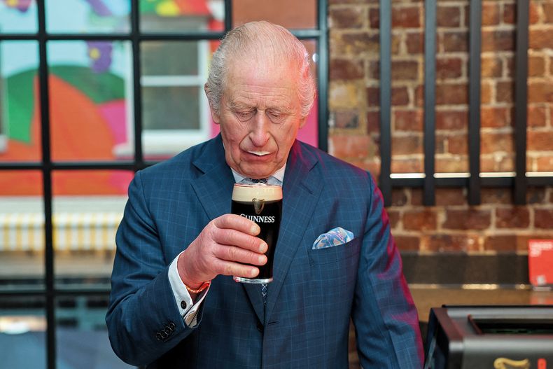 En su visita a la nueva fábrica de Guinness en Londres, el rey Charles III logró servir lo que los expertos definen como “una pinta perfecta”.
