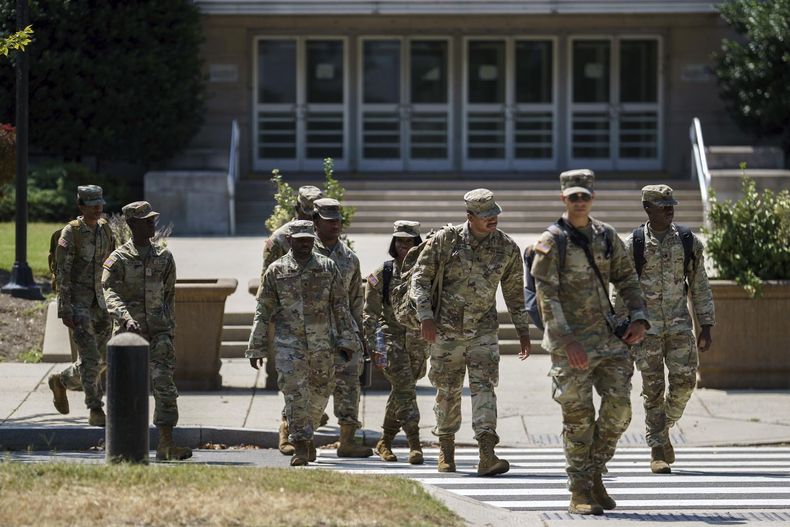 Miembros de la Guardia Nacional abandonan la Armería de Washington D. C., EE. UU., el 12 de agosto de 2025