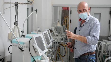 Búsqueda | Trabajadores de la salud se enfrentaron al desafío de aprender a usar más de seis modelos distintos de respiradores. Foto: Javier Calvelo, adhocFOTOS
