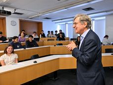 Michael Woodford, en una clase en la Universidad de Columbia.