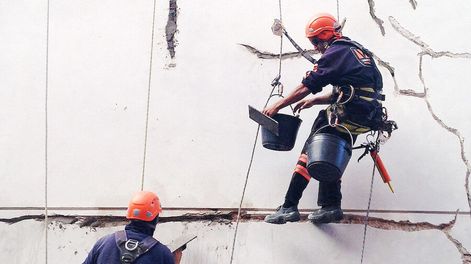 Trabajadores de la construcción reparando una pared. Foto: Ricardo Antúnez / adhocFOTOS