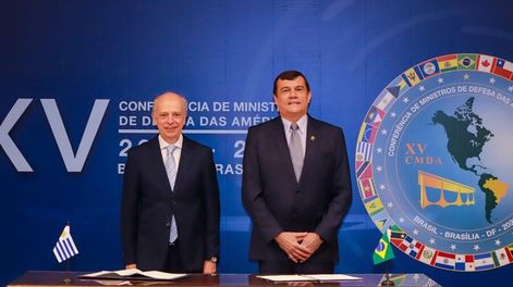Javier García junto a su homólogo de Brasil, Paulo Sérgio Nogueira, en la XV Conferencia de Ministros de Defensa de las Américas