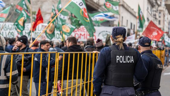 Policías trabajan durante una movilización de trabajadores del sindicato de la bebida