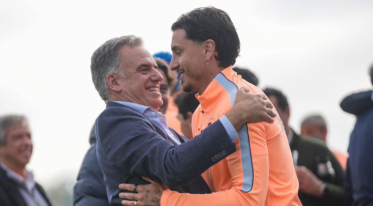 Días antes de que Uruguay viaje a Estados Unidos para el Mundial 2026, Yamandú Orsi fue recibido en el Complejo Celeste por autoridades de la AUF y el plantel de la selección para la entrega del pabellón nacional.