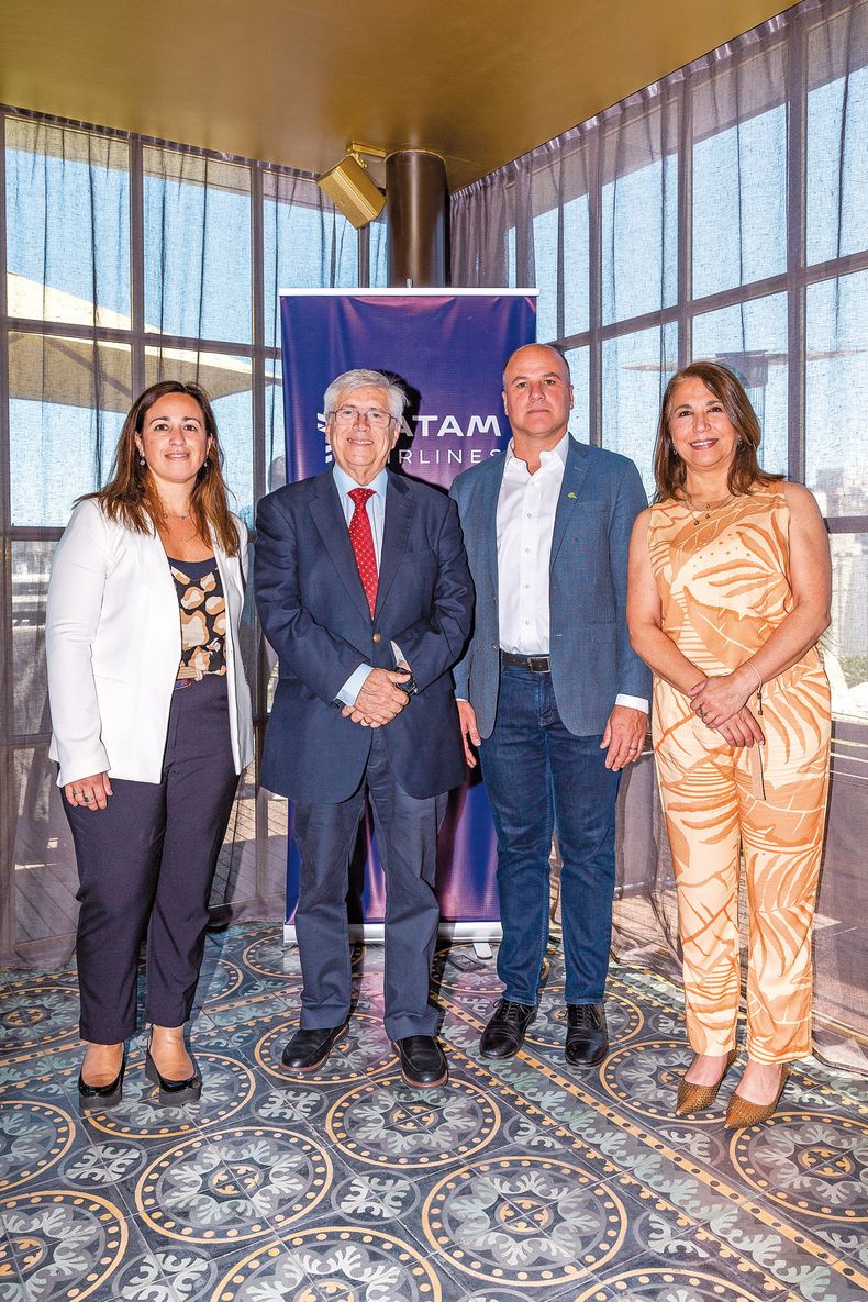 La head of Sales de Latam Uruguay Lucía Fernández, el ministro de Turismo Tabaré Viera, el vicepresidente de Ventas y Branding de Latam Andreas Schek y Paola Contardo, directora comercial de la aerolínea para el Mercosur