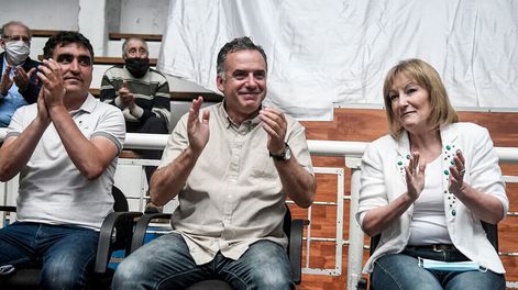 Carolina Cosse, Andrés Lima y Yamandú Orsi en un plenario Nacional del Frente Amplio. Foto: Javier Calvelo / adhocFOTOS
