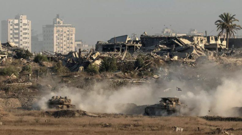 Vehículos del ejército israelí se despliegan en la Franja de Gaza, cerca de la frontera con el sur de Israel, el 29 de agosto de 2025.