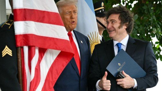Donald Trump saluda a Javier Milei en la Casa Blanca, el 14 de octubre de 2025.&nbsp;