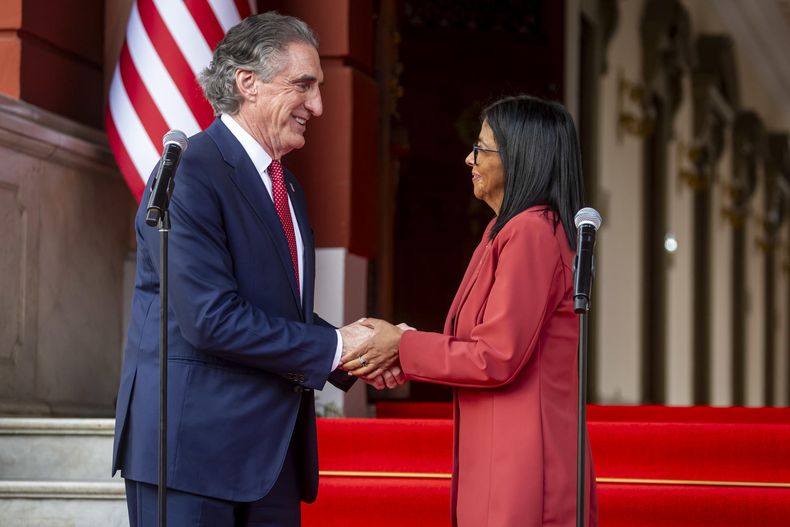 El secretario de Interior de Estados Unidos, Doug Burgum, junto a la presidenta encargada de Venezuela, Delcy Rodríguez.