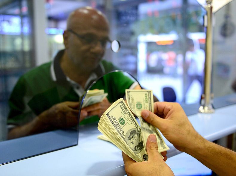Una compraventa de dólares en una casa de cambios.