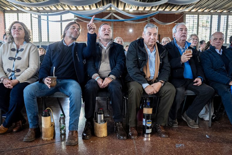 Macarena Rubio, Luis Lacalle Pou, &Aacute;lvaro Delgado, Carlos Enciso, Luis Alberto Heber y Javier Garc&iacute;a tras conocer los resultados de la votaci&oacute;n de la Convenci&oacute;n Nacional del Partido Nacional en el Parque Social Cambadu en Montevideo, 28 de junio de 2025.