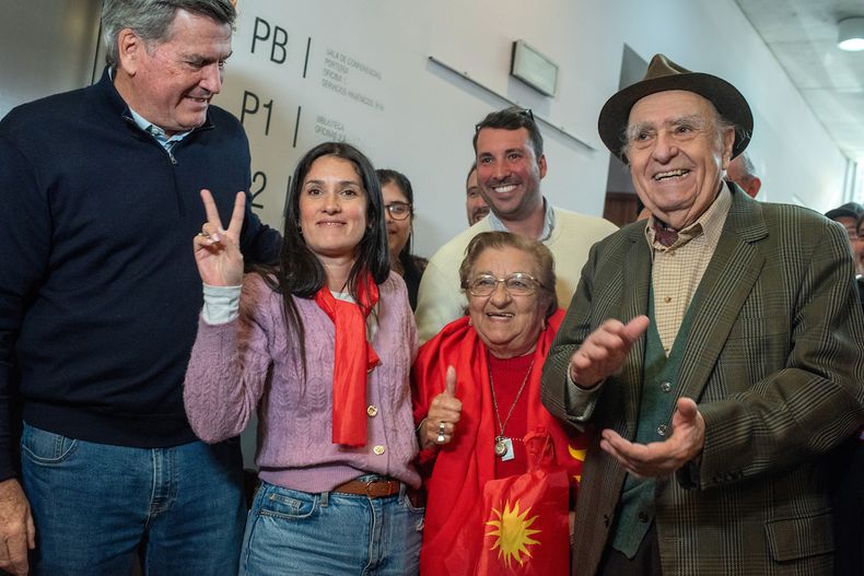 Votación de la candidata colorada por la Coalición Republicana Virginia Cáceres en el Colegio Juan XIII, en el barrio del Cordón, acompañada por Pedro Bordaberry, Julio María Sanguinetti y simpatizantes