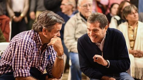 Carlos María Uriarte conversa con Ernesto Talvi durante la campaña electoral de 2019.