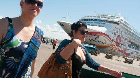 Turistas descienden de un crucero en el Puerto de Montevideo