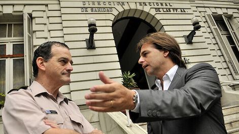 Guido Manini Ríos y Luis Lacalle Pou en el Hospital Militar, noviembre 2014. Foto: Javier Calvelo / adhocFOTOS