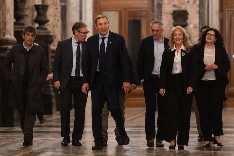 Gabriel Oddone y otros jerarcas del área económica junto a la vicepresidenta Carolina Cosse, antes de la presentación del proyecto de Ley del Presupuesto Nacional.