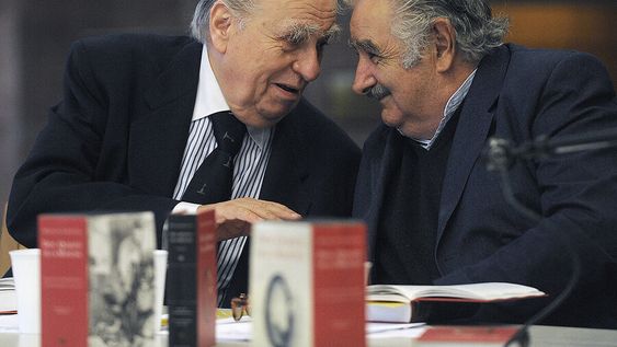 Julio María Sanguinetti conversa con José Mujica. Foto: AFP. Julio María Sanguinetti conversa con José Mujica. Foto: AFP.