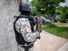 Un oficial de la Policía Nacional custodia una esquina durante un operativo contra bandas de narcotráfico en el barrio Villa Española. Un oficial de la Policía Nacional custodia una esquina durante un operativo contra bandas de narcotráfico en el barrio Villa Española.