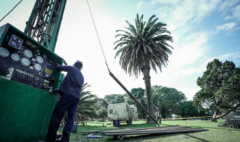 Trabajos de perforación de OSE en busca de agua en el Parque Batlle en Montevideo. Foto: Javier Calvelo / adhocFOTOS