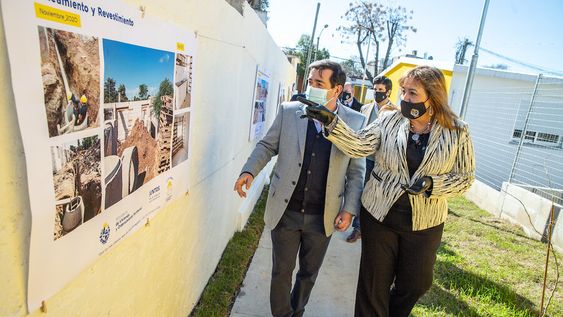 Rody Macías e Irene Moreira durante la entrega de viviendas del Plan Juntos en el barrio Campo Galusso de la Unión, Montevideo. Foto: Mauricio Zina / adhocFOTO