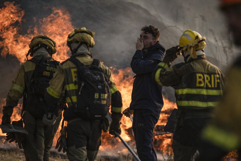 Los bomberos españoles durante las labores de extinción del incendio que afecta este miércoles al municipio de Monterrei (Ourense)