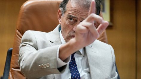 Búsqueda | Guido Manini Ríos durante la entrevista con Búsqueda. Fotos: Javier Calvelo / adhocFOTOS