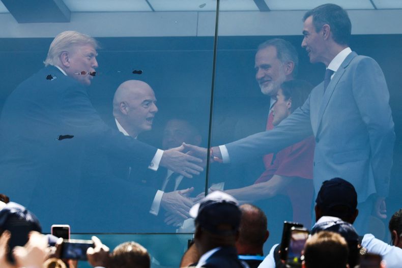 El presidente de Estados Unidos, Donald Trump estrecha la mano del primer ministro español, Pedro Sánchez, junto al presidente de la FIFA, Gianni Infantino (segundo por la izquierda), el rey Felipe VI de España (centro) y la reina Letizia de España (segunda por la derecha), antes de la final del Mundial de Fútbol de 2026 entre España y Argentina.